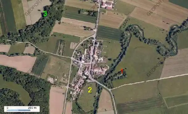 Vue aérienne de Domremy montrant les emplacements possibles du château